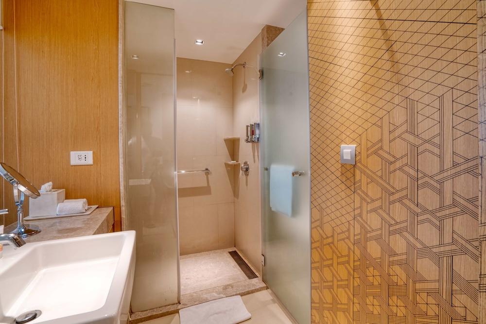 Welcomhotel By Itc Hotels, Racecourse, Coimbatore Exterior photo A shower cubicle