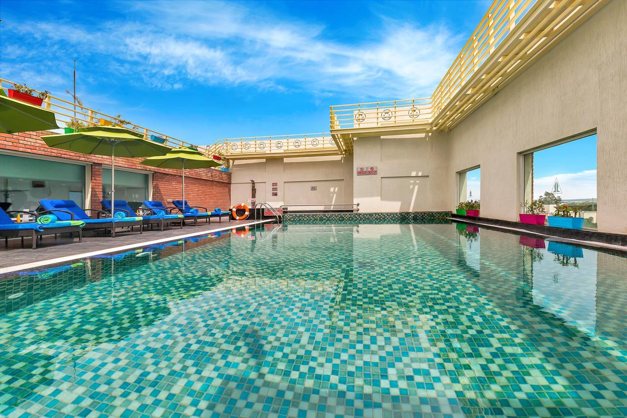 Welcomhotel By Itc Hotels, Racecourse, Coimbatore Exterior photo Rooftop pool at the hotel